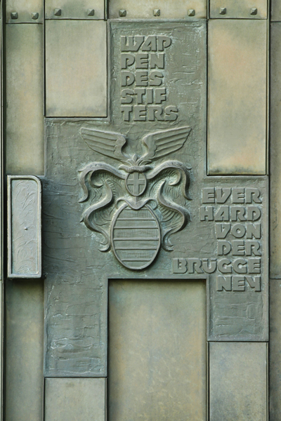 Der Stifter und sein Wappen auf der rechten Hälfte des linken Portals