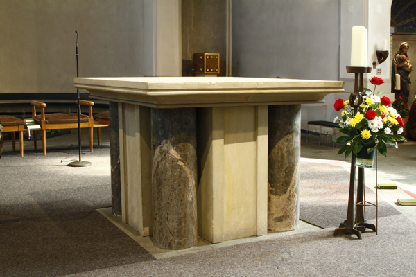 Altar mit Altarleuchten