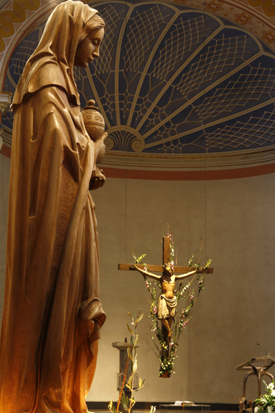 Maria aus Magdala mit Blick auf das Kruzifix
